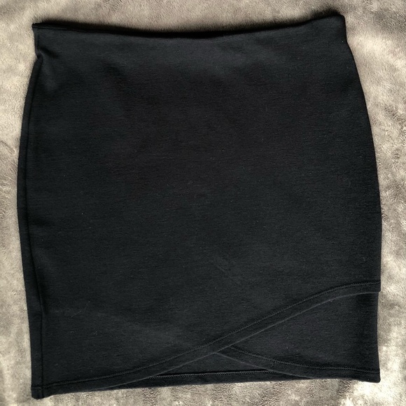 Talula Aritzia Tulip Hem Black Stretchy Mini Skirt Size Medium - Picture 2 of 6